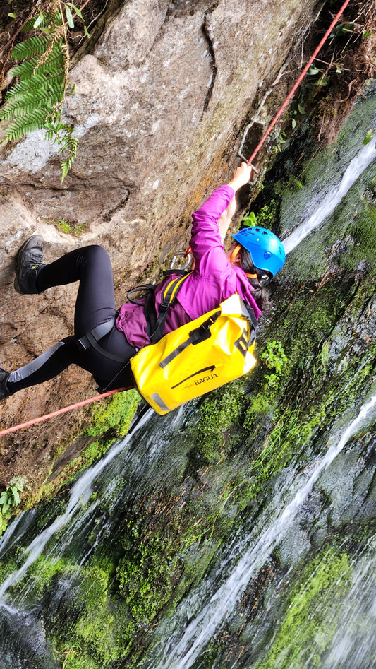 Cómo un Morral Seco Salvó Mis Aventuras Bajo la Lluvia